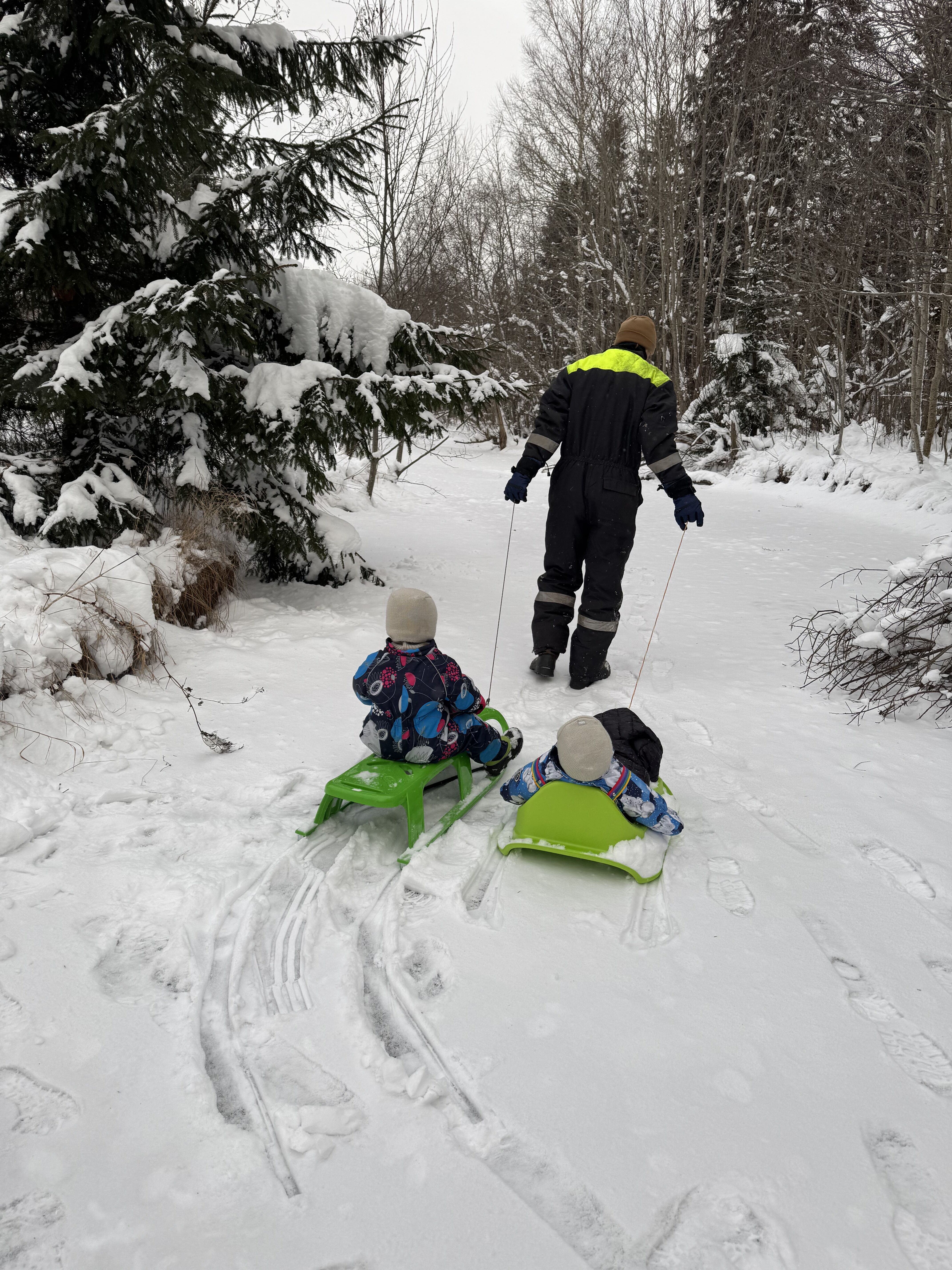 凍った川の上を歩く
